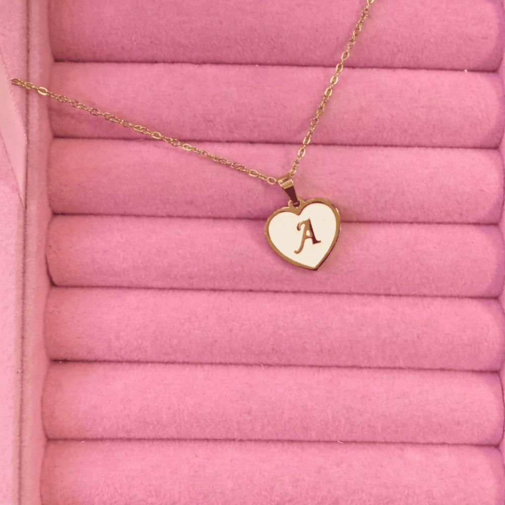 Collar inicial corazón blanco
