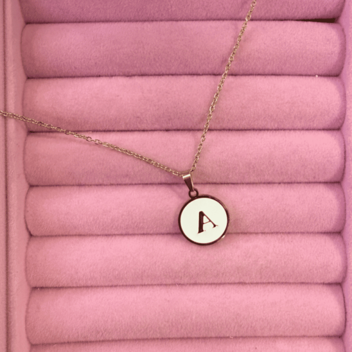 collar-inicial-fondo-blanco