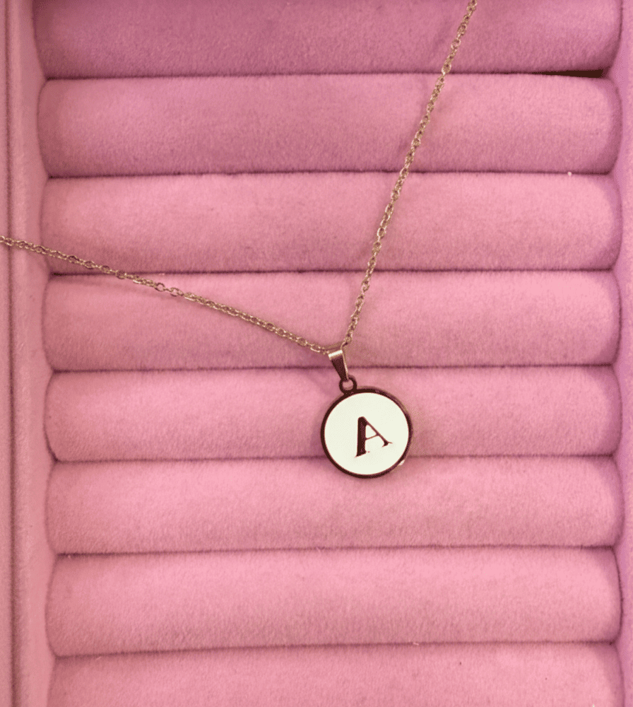 Collar inicial fondo blanco