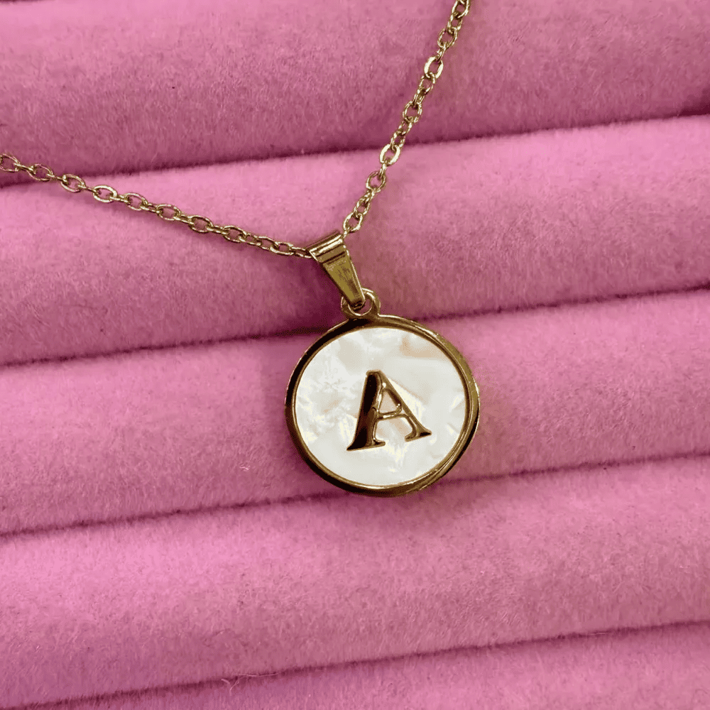Collar inicial fondo concha