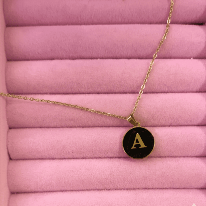 collar-inicial-fondo-negro-circulo collar-inicial-fondo-negro-circulo