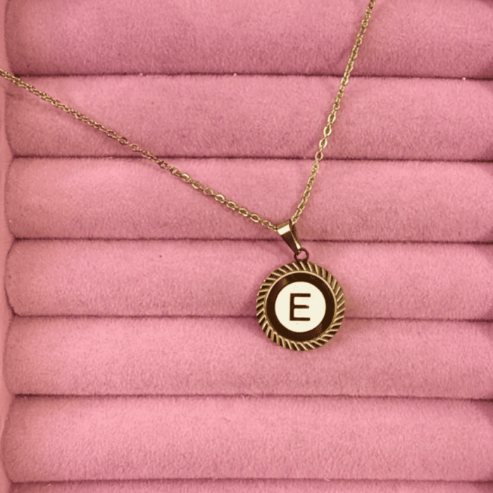 collar-inicial-romana-blanca