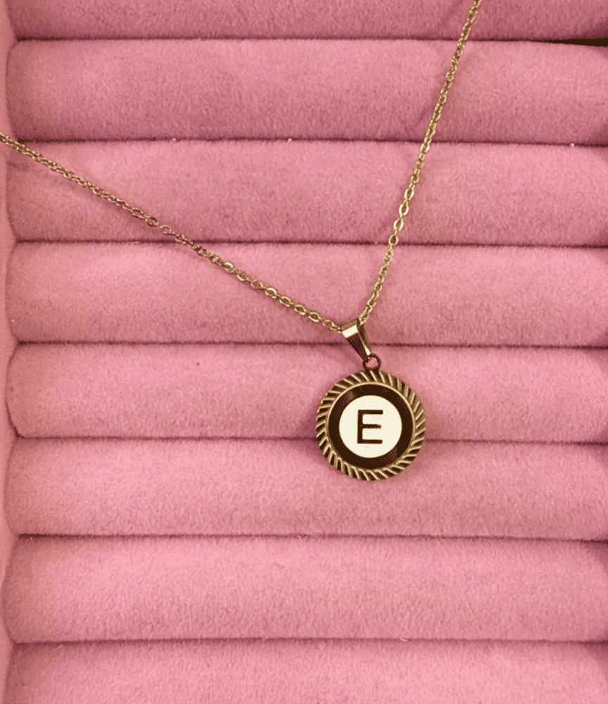 Collar inicial romana blanca
