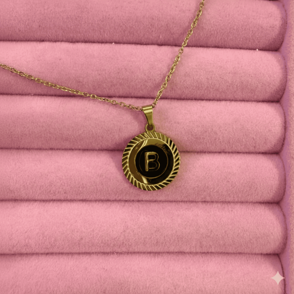 Collar inicial romana negra